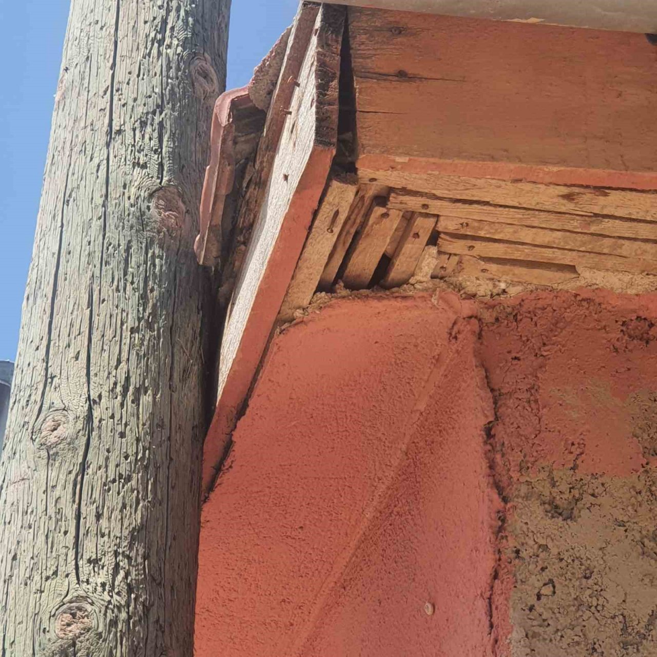 Yan yatan haberleşme direği iki katlı evin çatısına zarar verdi