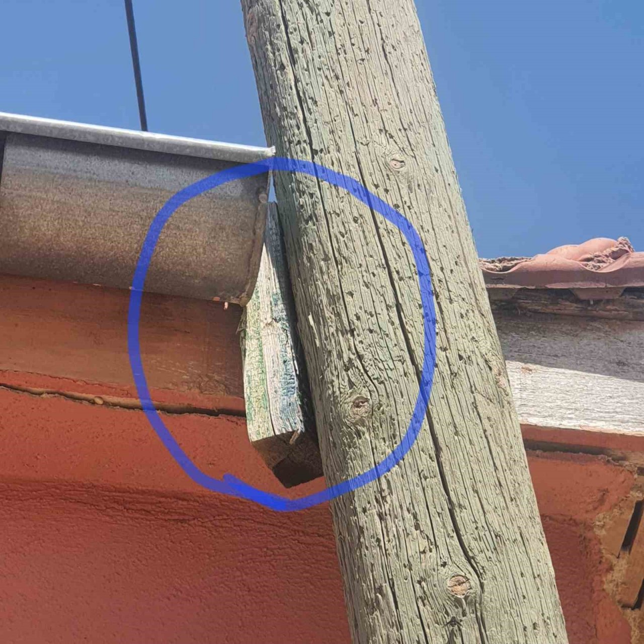 Yan yatan haberleşme direği iki katlı evin çatısına zarar verdi