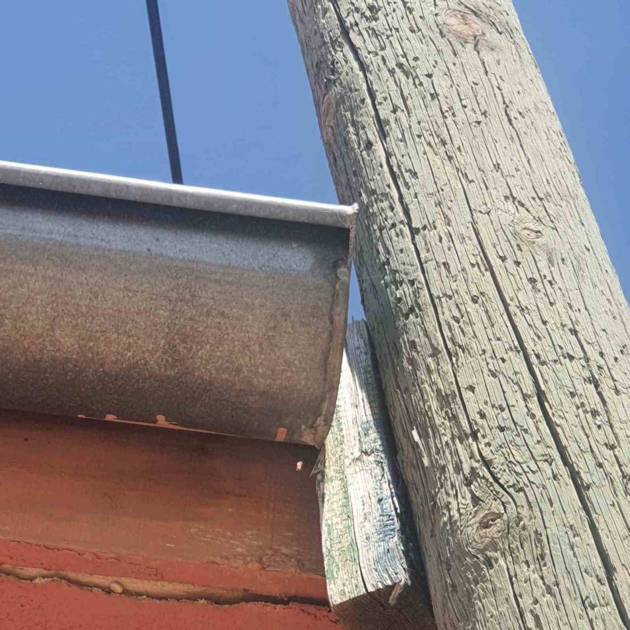 Yan yatan haberleşme direği iki katlı evin çatısına zarar verdi