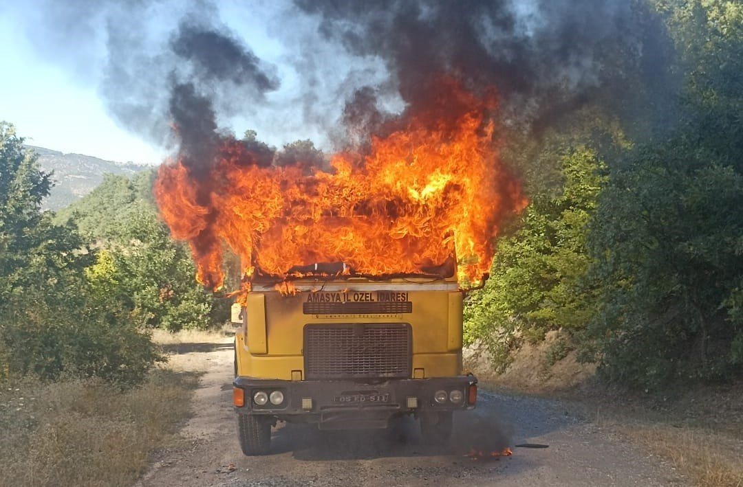 Amasya’da seyir halindeki tır alev topuna döndü