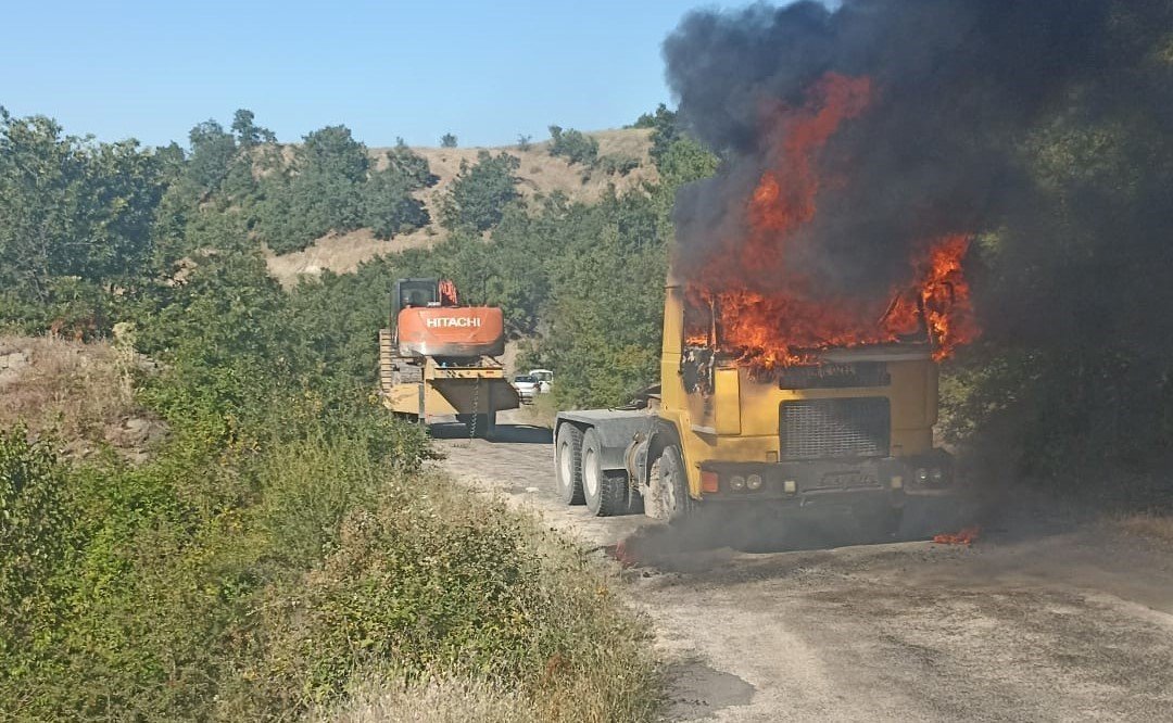 Amasya’da seyir halindeki tır alev topuna döndü
