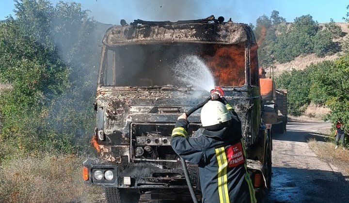 Amasya’da seyir halindeki tır alev topuna döndü