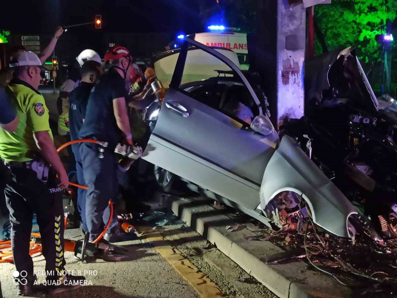Başkentte direğe çarpan araç hurdaya döndü: 1 ölü