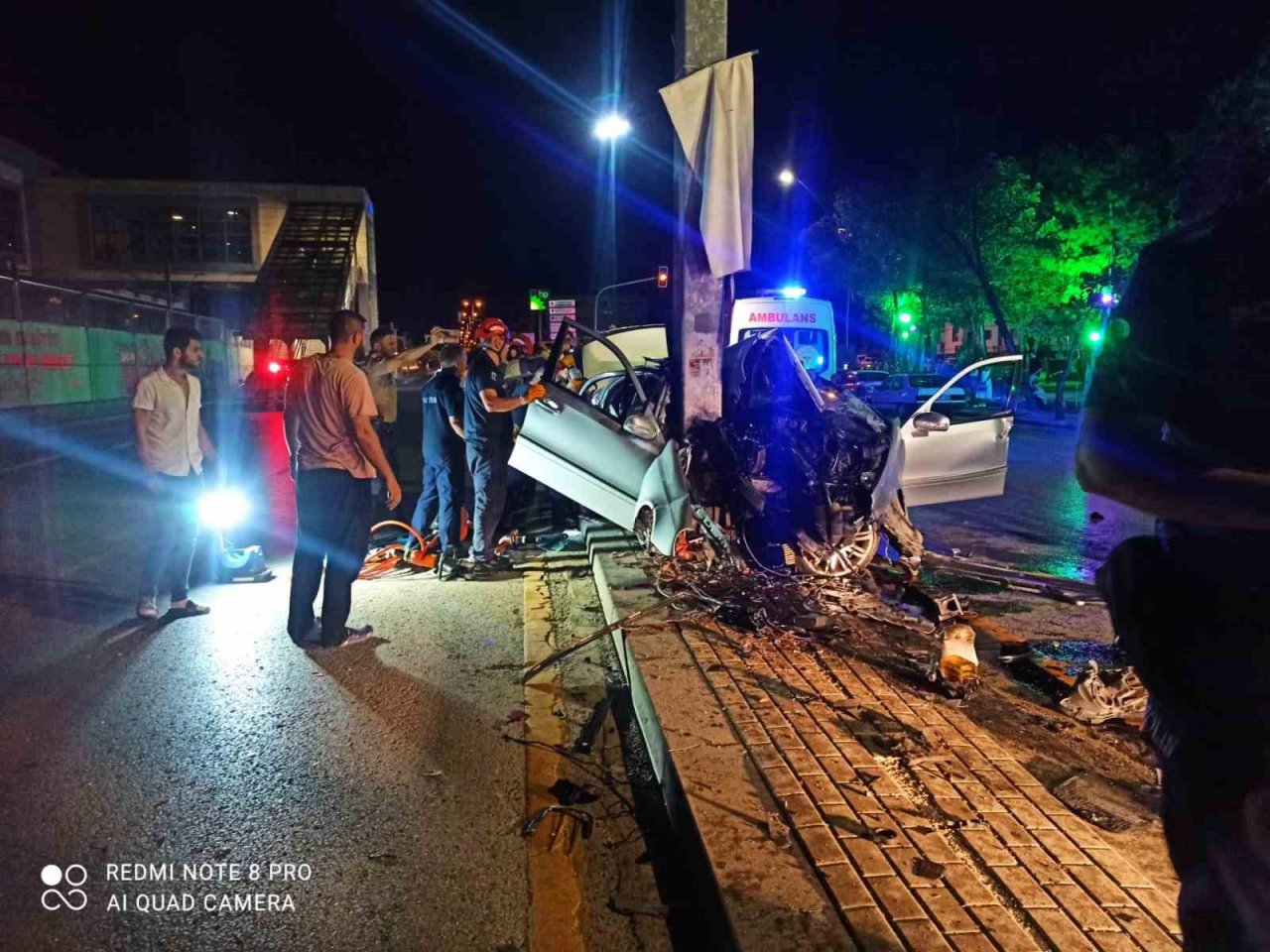 Başkentte direğe çarpan araç hurdaya döndü: 1 ölü