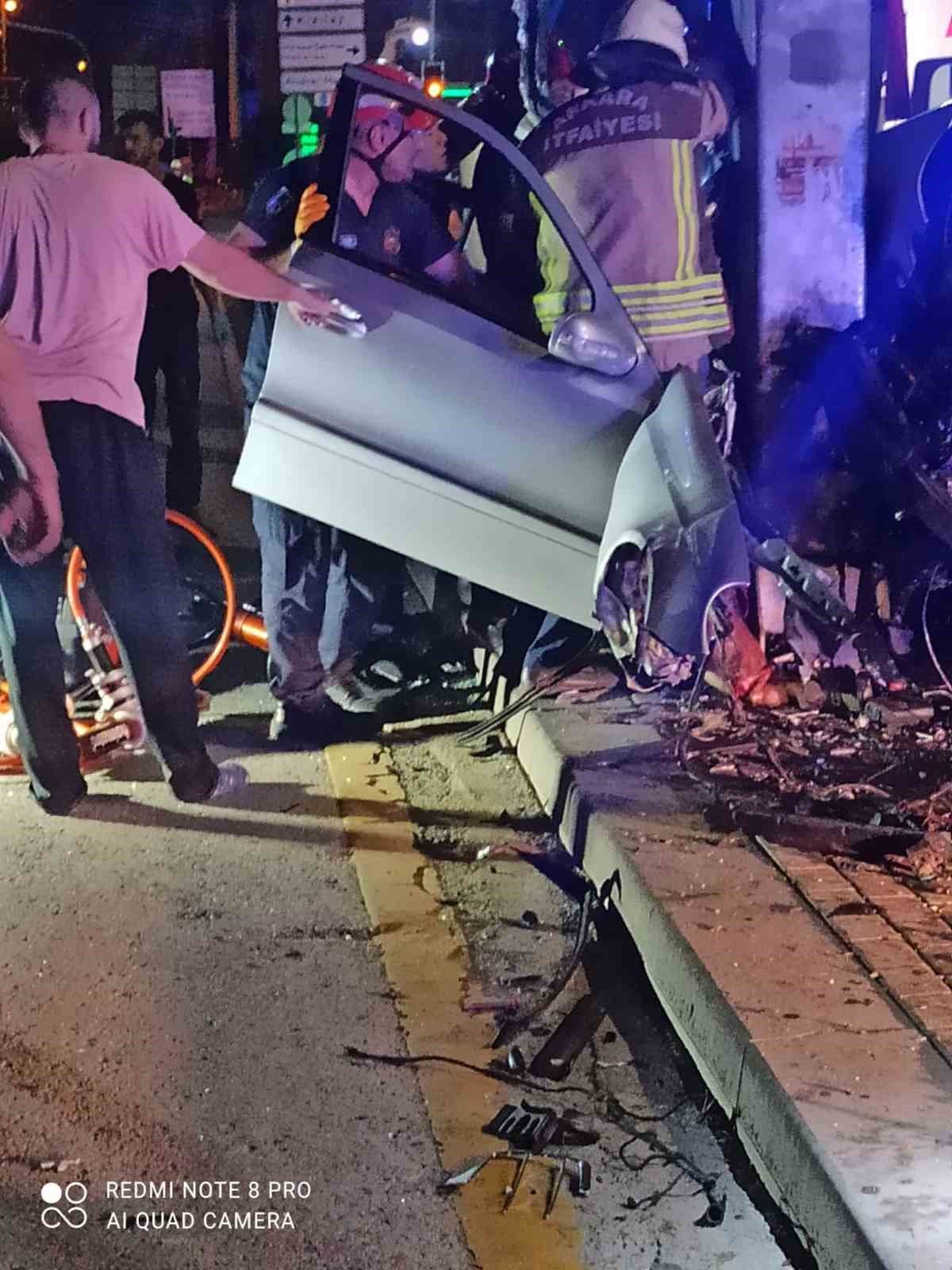 Başkentte direğe çarpan araç hurdaya döndü: 1 ölü