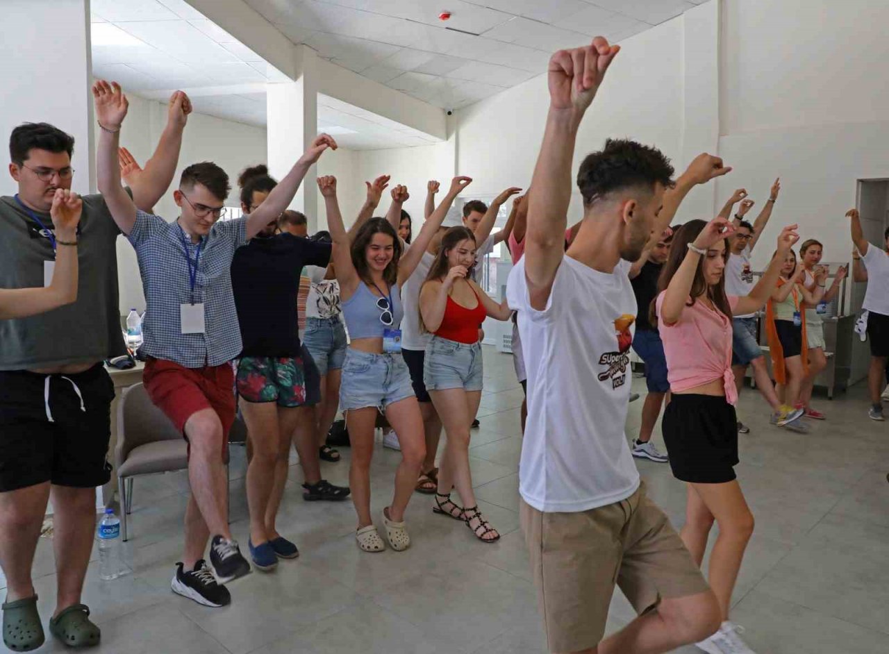 Avrupalı öğrenciler Türk kültürünü tanıyor