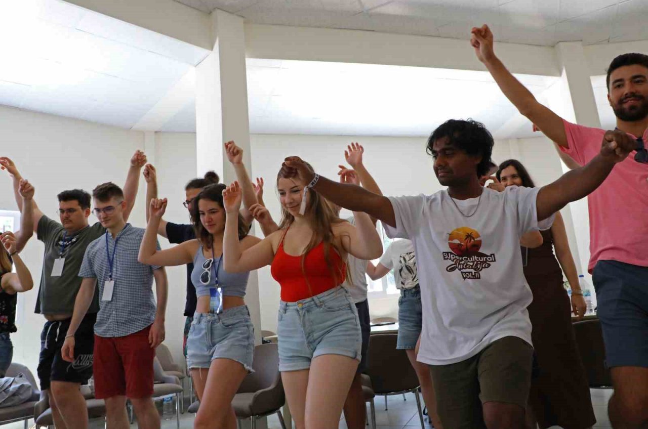 Avrupalı öğrenciler Türk kültürünü tanıyor