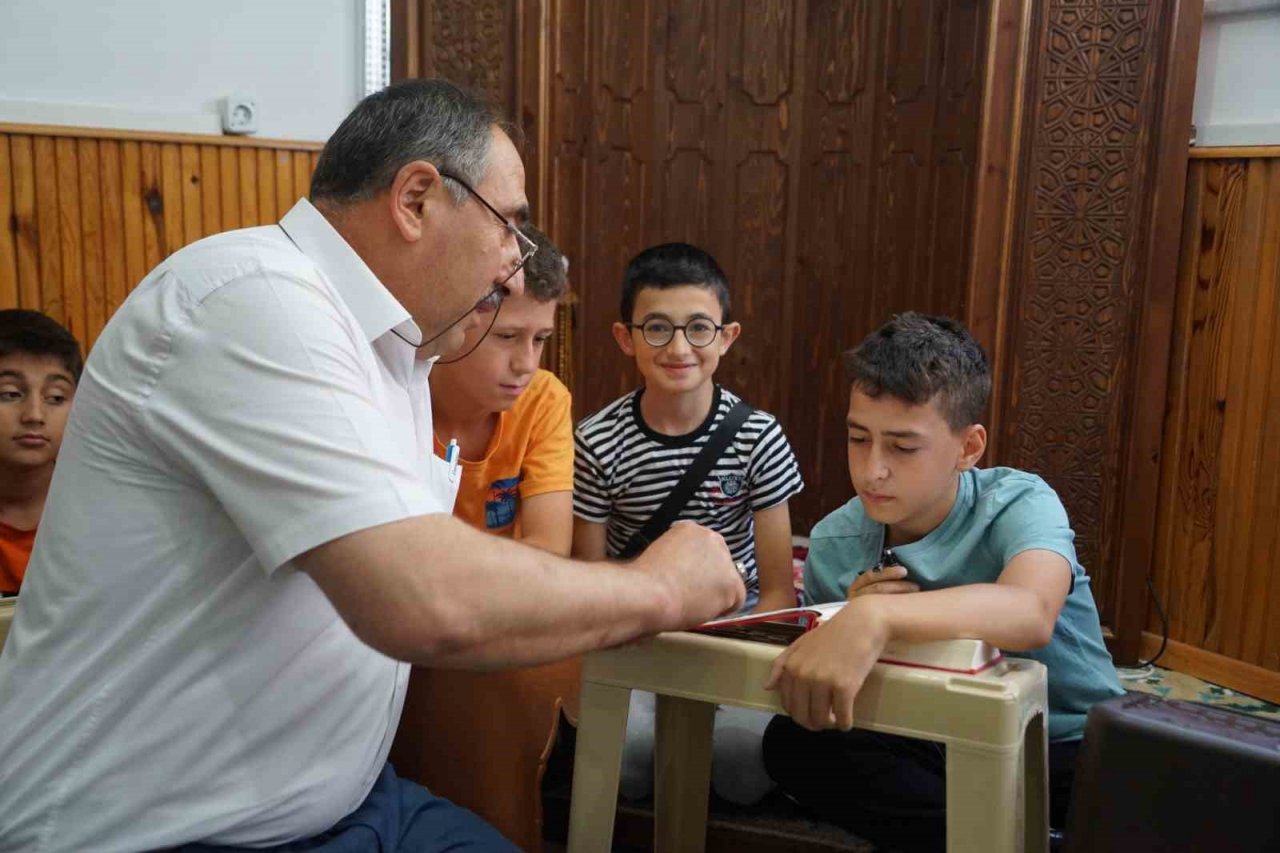 5 farklı devletten 50 çocuk aynı camide Kur’an- Kerim okumayı öğreniyor