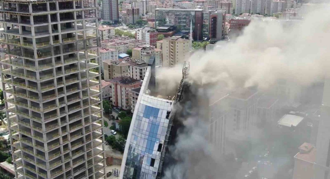 Ataşehir’de yanan 17 katlı iş merkezi havadan görüntülendi