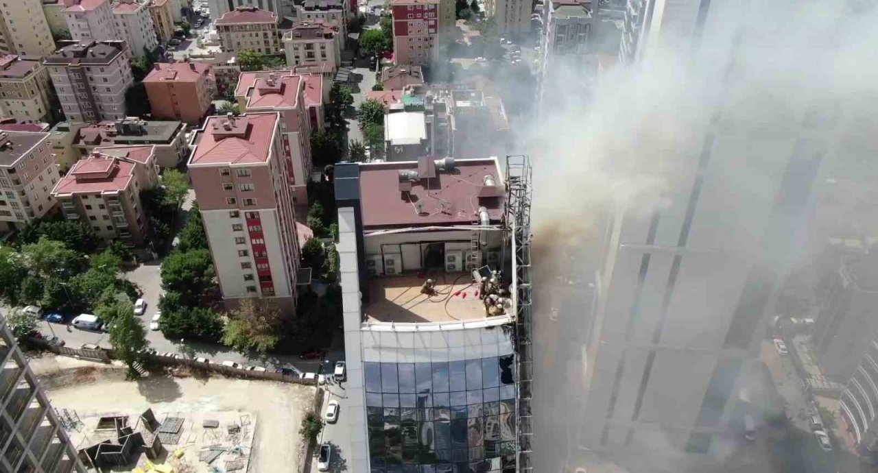 Ataşehir’de yanan 17 katlı iş merkezi havadan görüntülendi