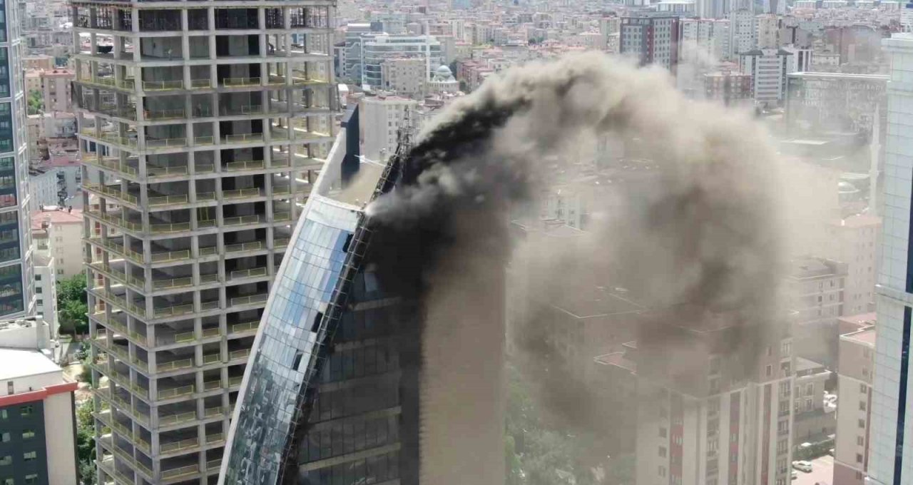 Ataşehir’de yanan 17 katlı iş merkezi havadan görüntülendi