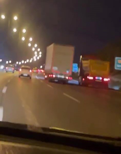 Ataşehir’de yarışırcasına hızla ilerleyen hafriyat kamyonu kamerada