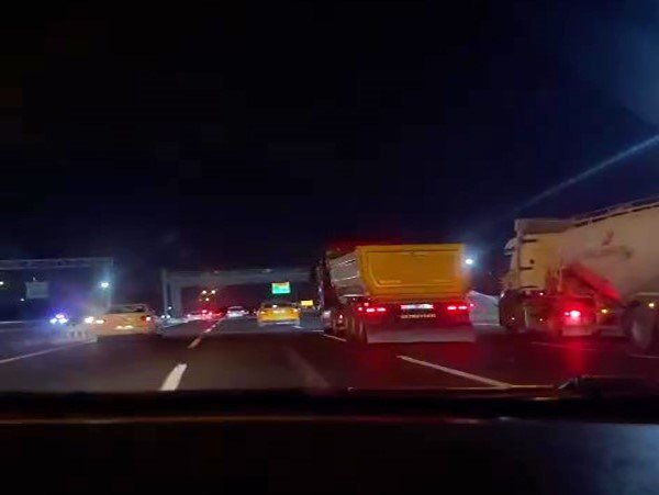 Ataşehir’de yarışırcasına hızla ilerleyen hafriyat kamyonu kamerada