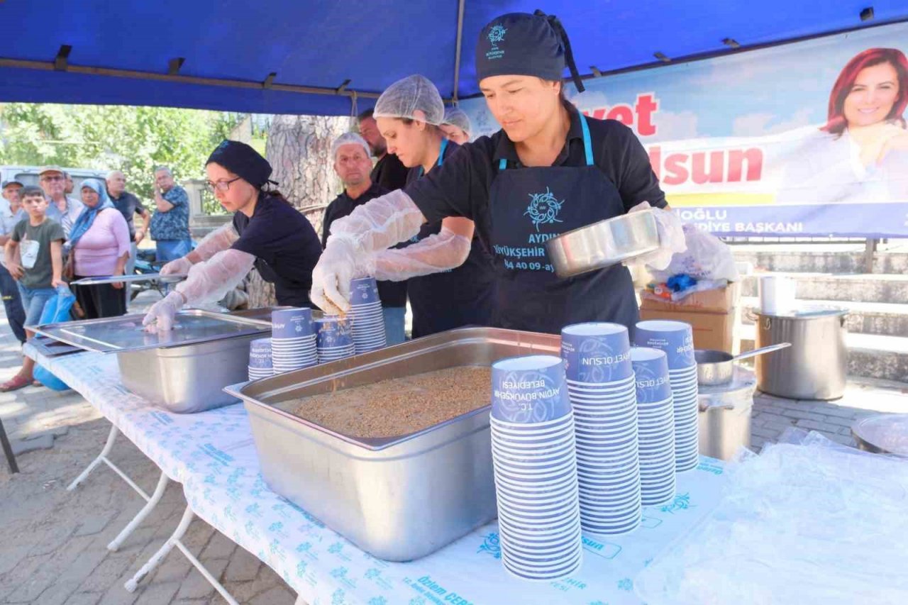 Aydın Büyükşehir Belediyesi’nden vatandaşlara aşure ikramı