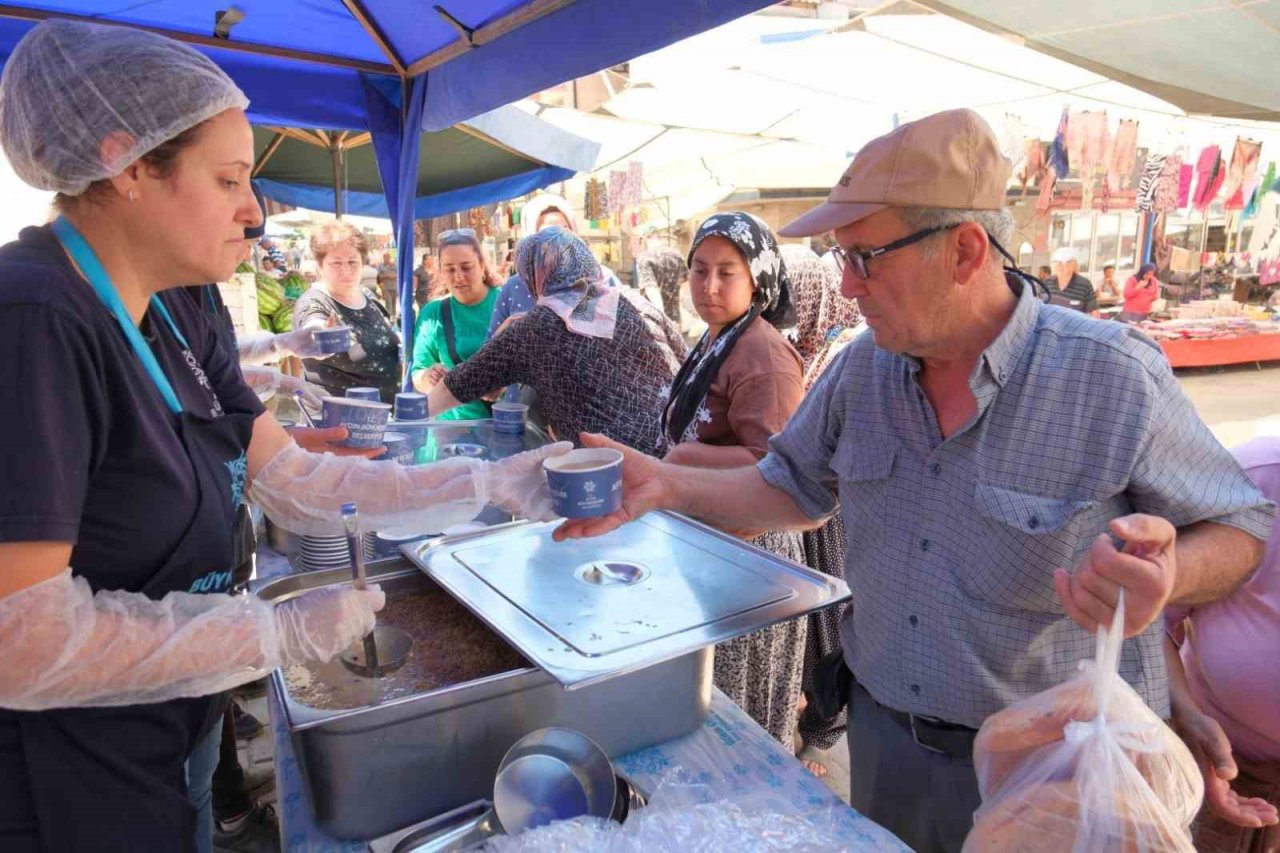 Aydın Büyükşehir Belediyesi’nden vatandaşlara aşure ikramı