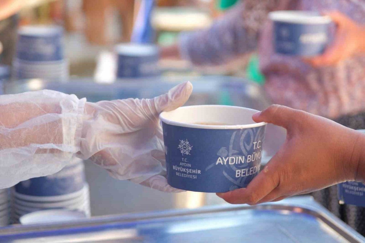 Aydın Büyükşehir Belediyesi’nden vatandaşlara aşure ikramı