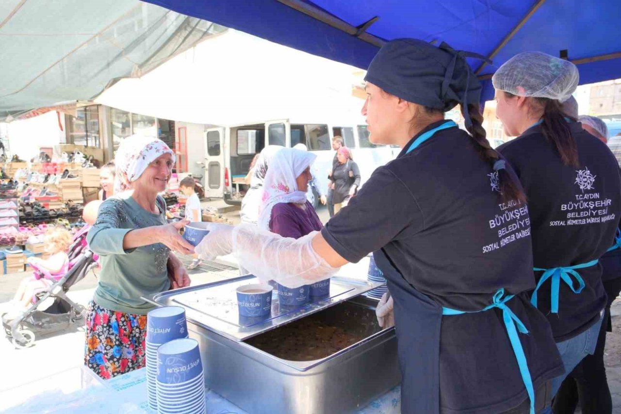 Aydın Büyükşehir Belediyesi’nden vatandaşlara aşure ikramı