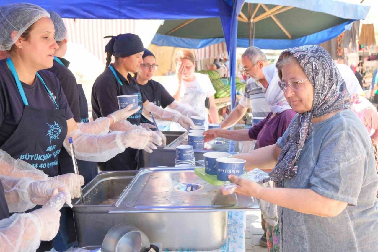 Aydın Büyükşehir Belediyesi’nden vatandaşlara aşure ikramı