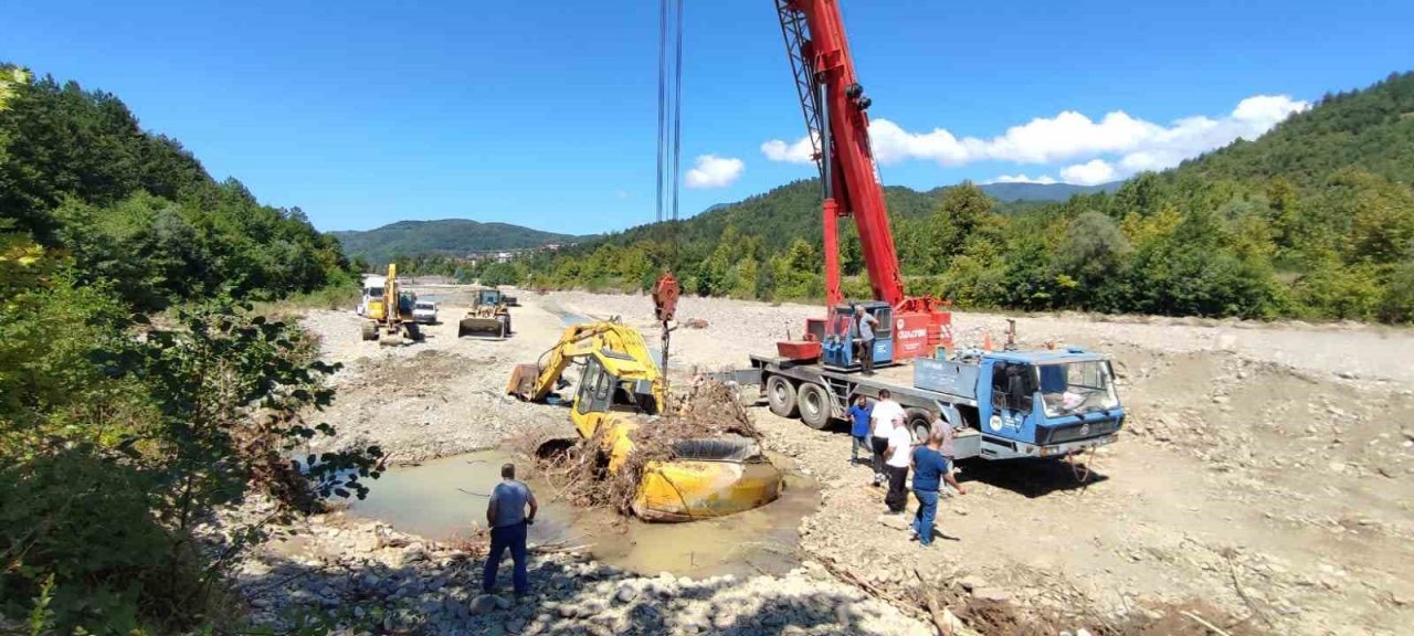 Sele kapılan iş makinasının enkazı günler sonra kurtarıldı