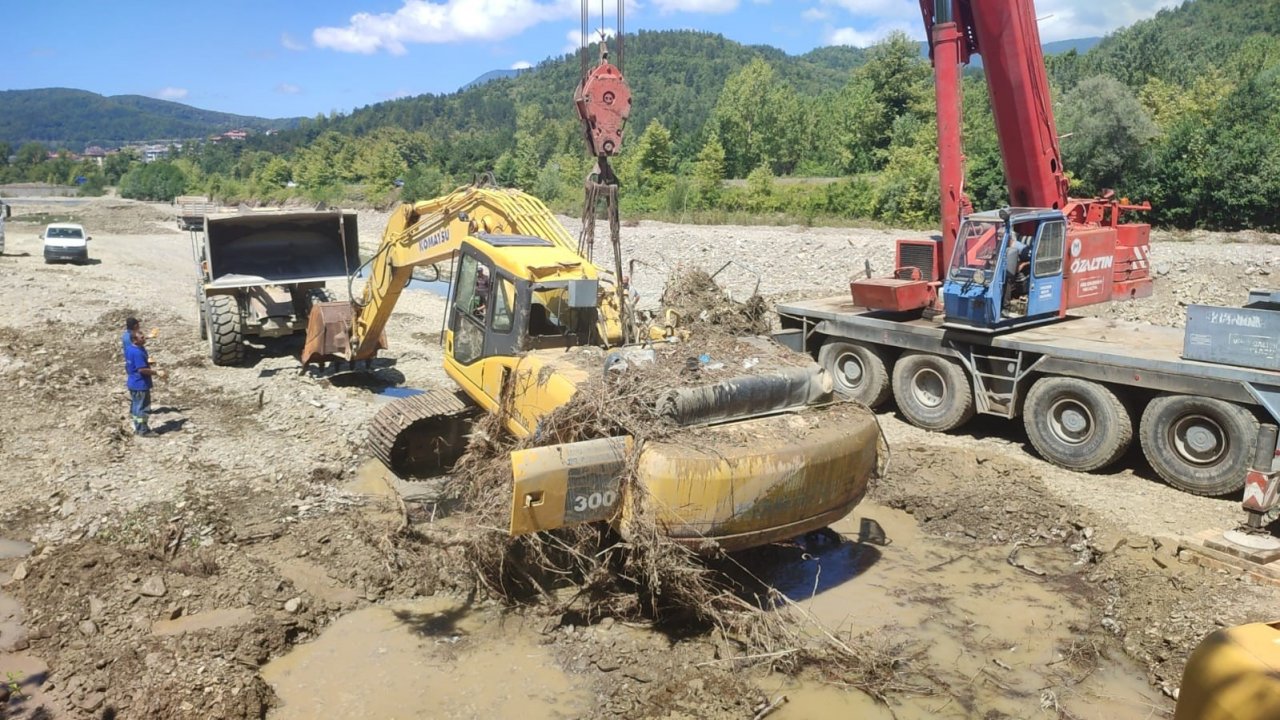 Sele kapılan iş makinasının enkazı günler sonra kurtarıldı