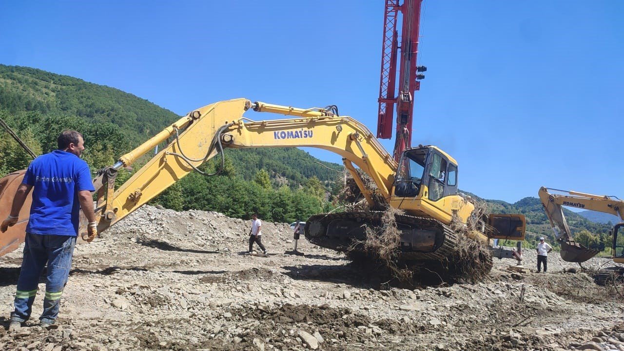 Sele kapılan iş makinasının enkazı günler sonra kurtarıldı