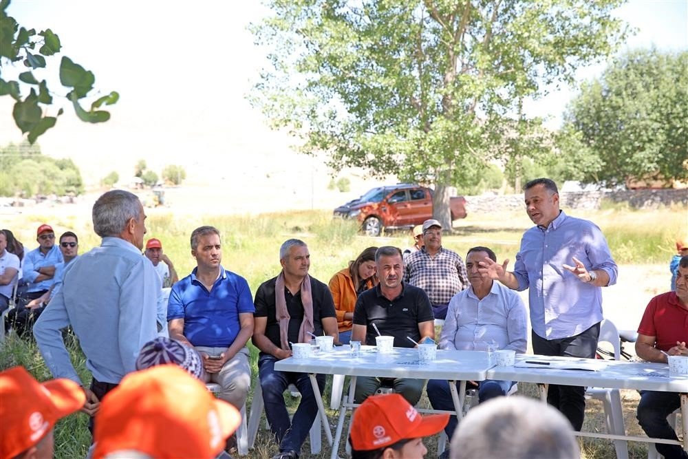 Başkan Yücel’den 23 yaylaya hizmet