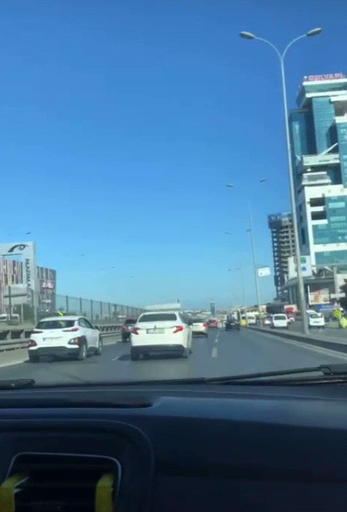 Beylikdüzü’nde trafiği tehlikeye atarak seyreden sürücüye ceza yağdı