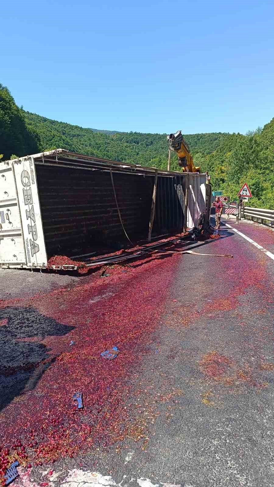 Kiraz yüklü kamyon devrildi, tonlarca meyve yola saçıldı