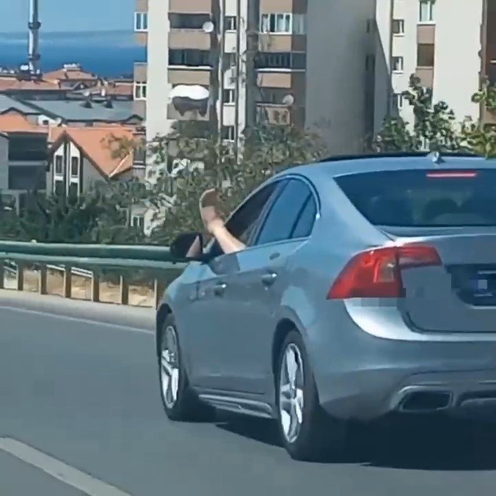 Kazaya davetiye çıkardı... Araba kullanırken ayağını camdan dışarı çıkardı