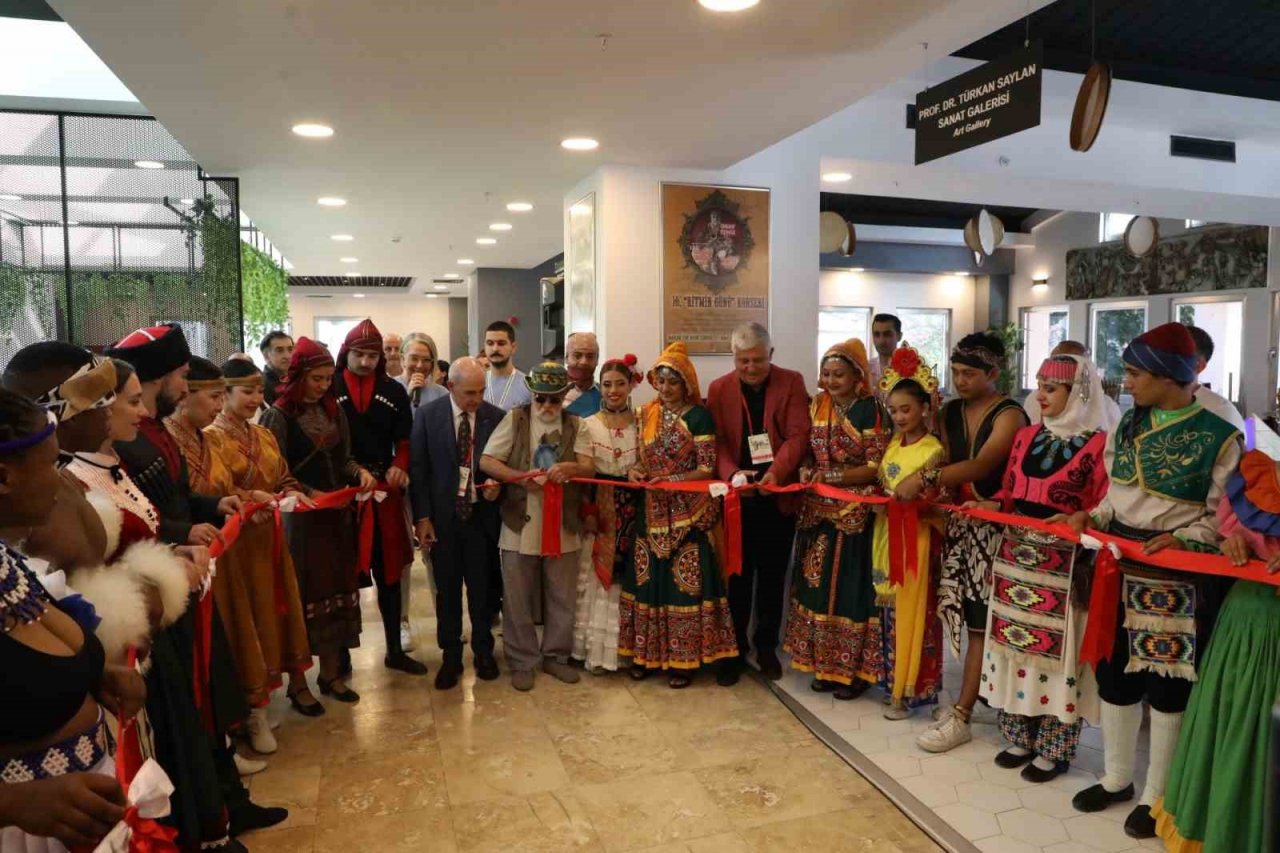 Büyükçekmece’de açılan “Nazif’in Düğmeleri’’ ve “Ritmin 100’ü Enstrüman" sergileri yoğun ilgi gördü