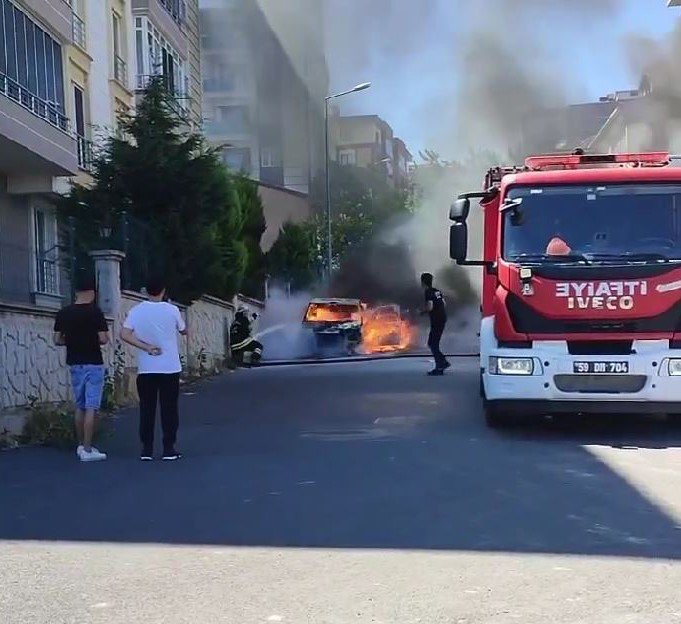 Çorlu’da otomobil cayır cayır yandı