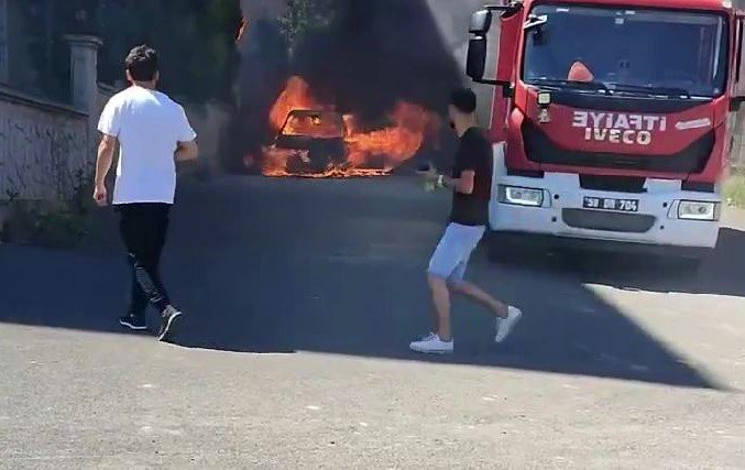 Çorlu’da otomobil cayır cayır yandı