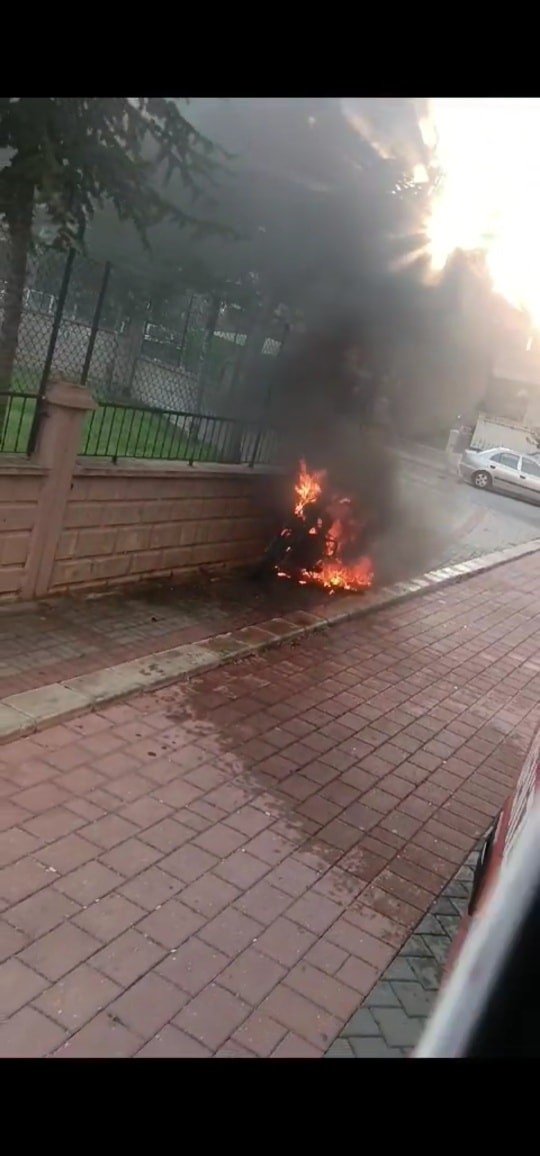 Yanan motosiklet hurdaya döndü