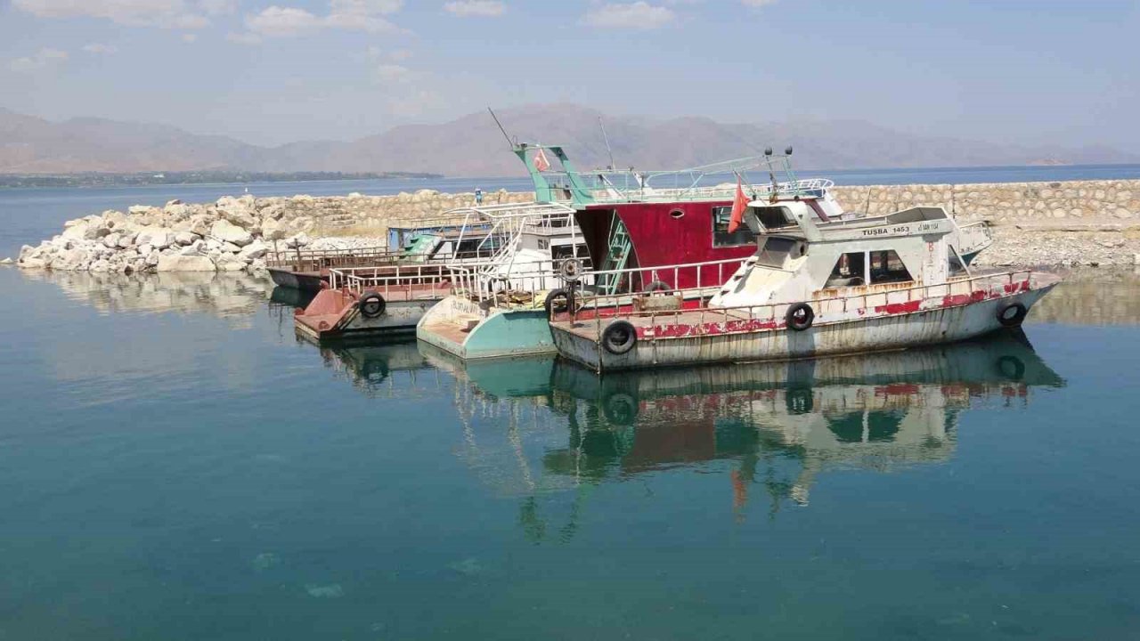 Van Gölü’nde 10 balıkçı barınağının kuraklıktan etkilendiği tespit edildi