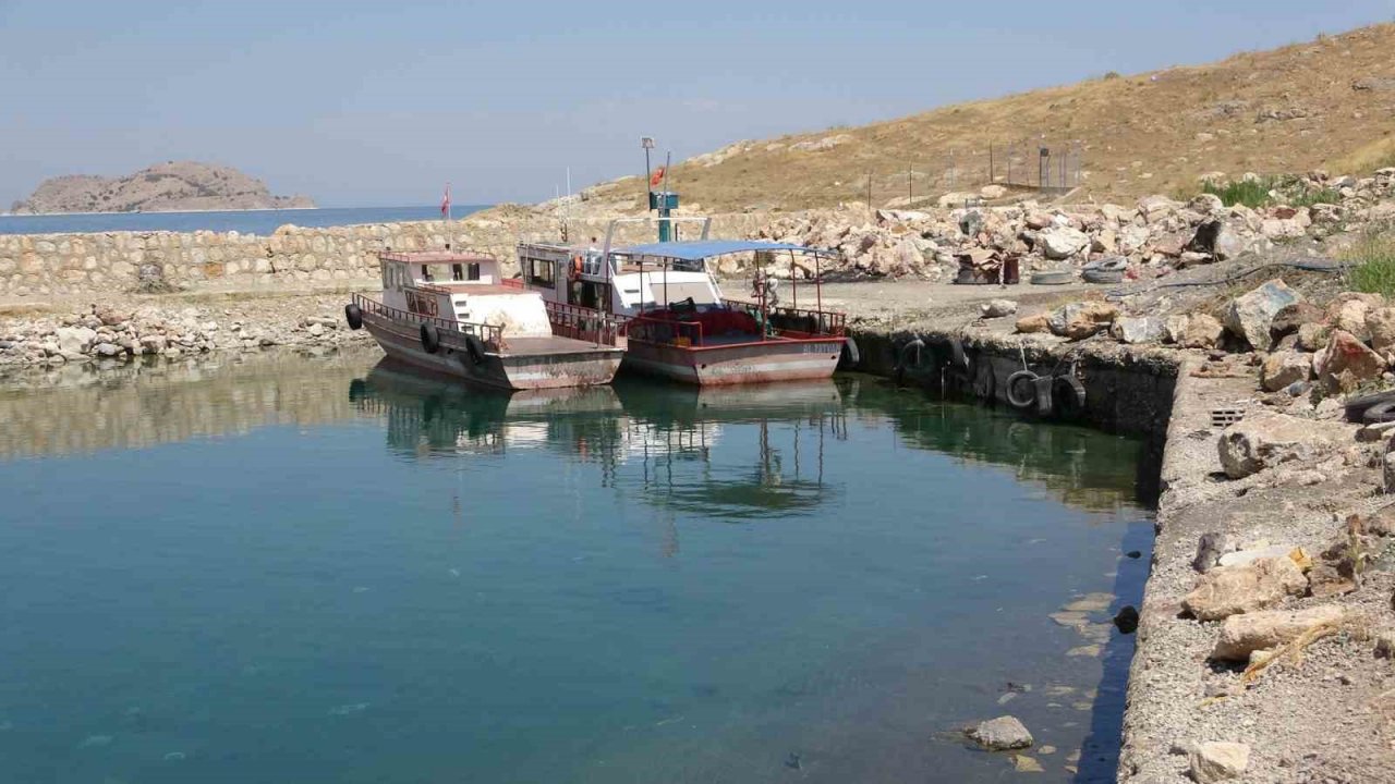 Van Gölü’nde 10 balıkçı barınağının kuraklıktan etkilendiği tespit edildi