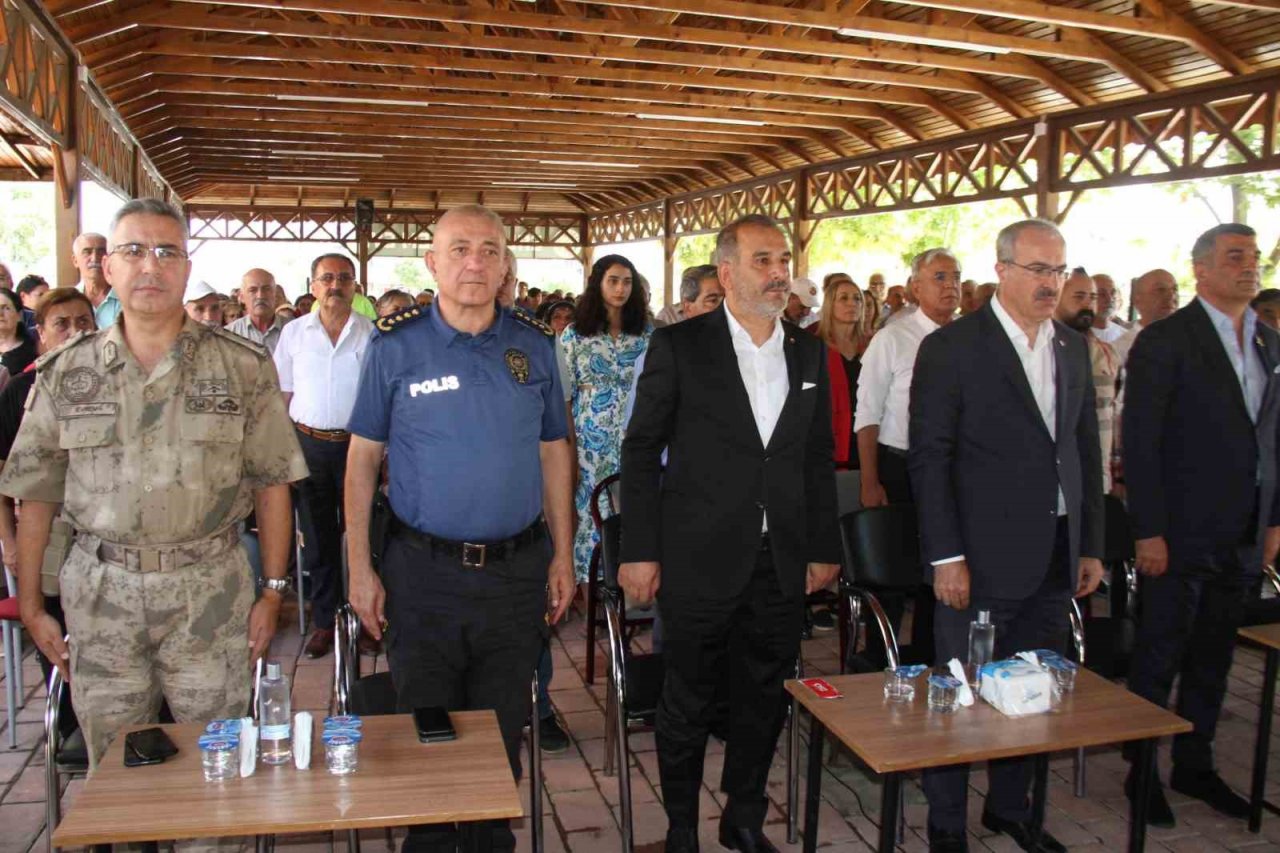 Elazığ’da Muharrem ayı dolayısıyla vatandaşlara aşure dağıtıldı