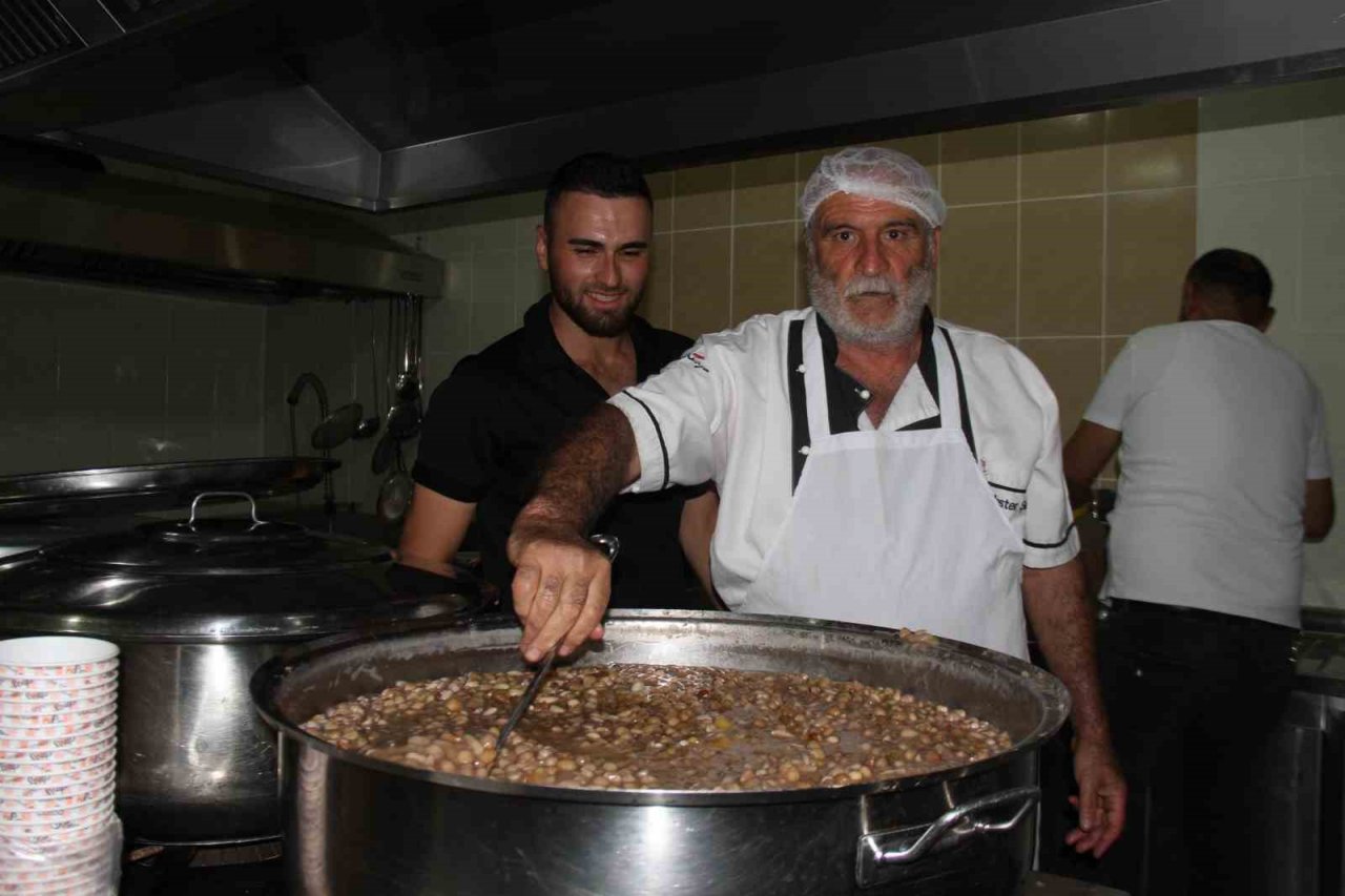 Elazığ’da Muharrem ayı dolayısıyla vatandaşlara aşure dağıtıldı