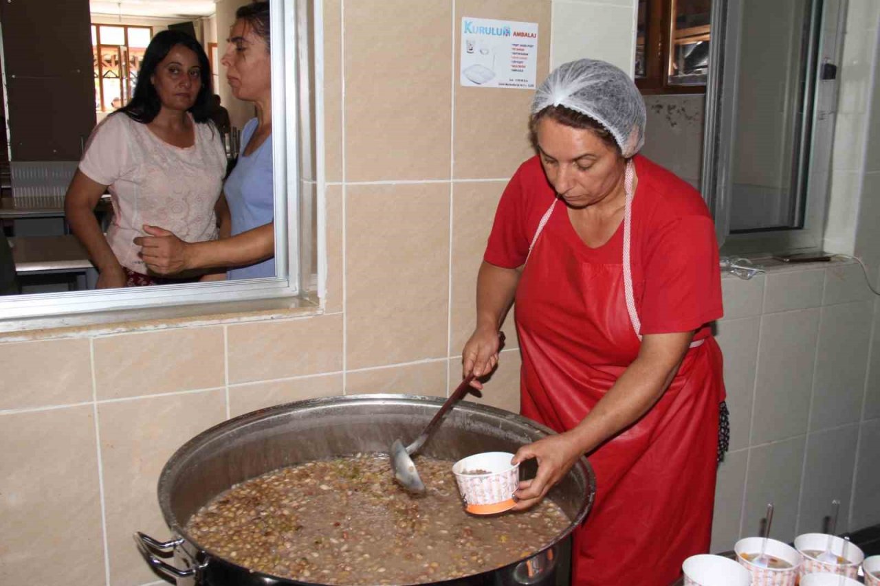 Elazığ’da Muharrem ayı dolayısıyla vatandaşlara aşure dağıtıldı