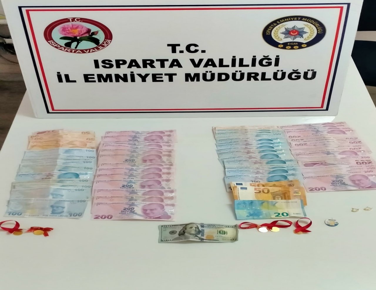 Kendisini polis olarak tanıtıp vatandaşın 400 bin lirasını dolandırdı, yakalandı