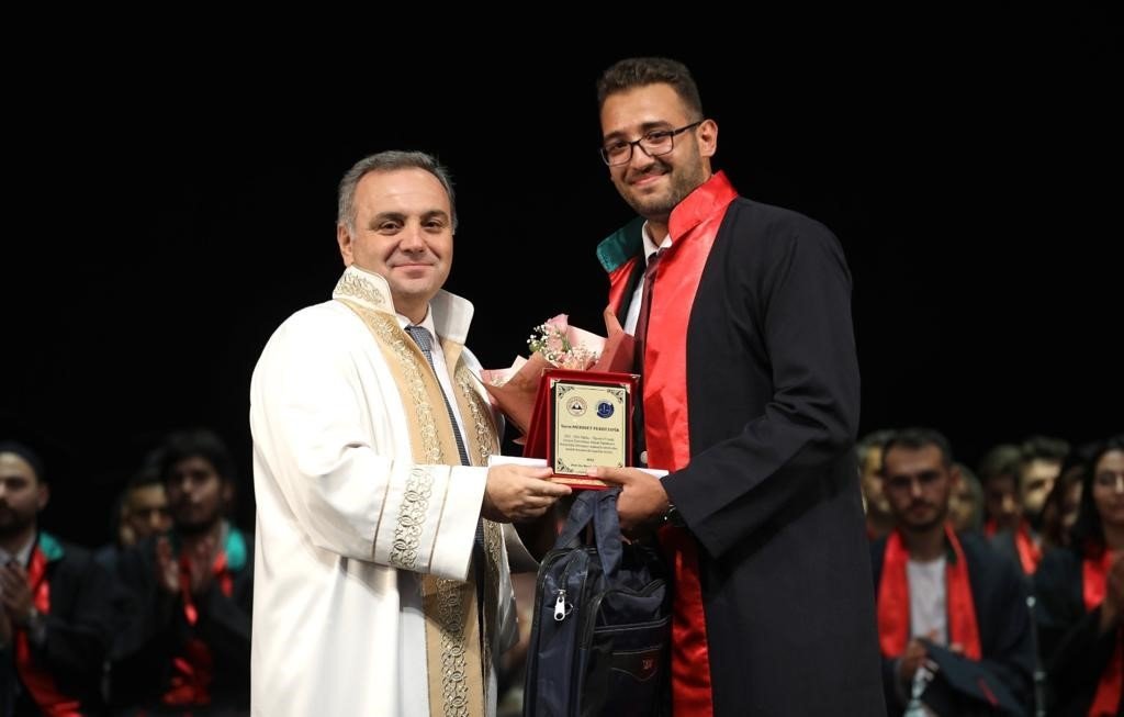 ERÜ Hukuk Fakültesi 16. dönem mezunlarını verdi