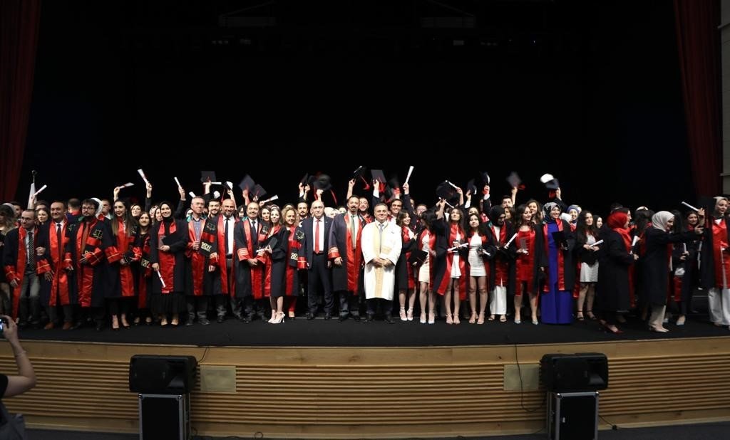 ERÜ Hukuk Fakültesi 16. dönem mezunlarını verdi