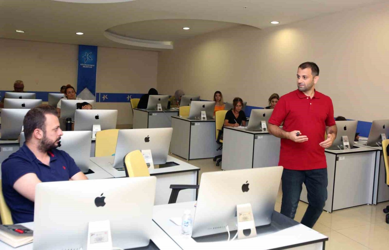 Küçükçekmece Belediyesi, teknoloji meraklılarının yolunu aydınlatmaya devam ediyor