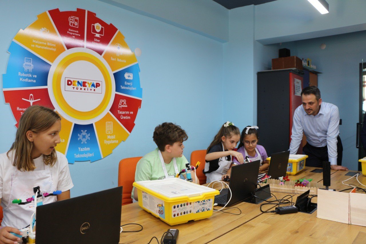 Bakan yardımcısı Eminoğlu gençlerle bir araya geldi