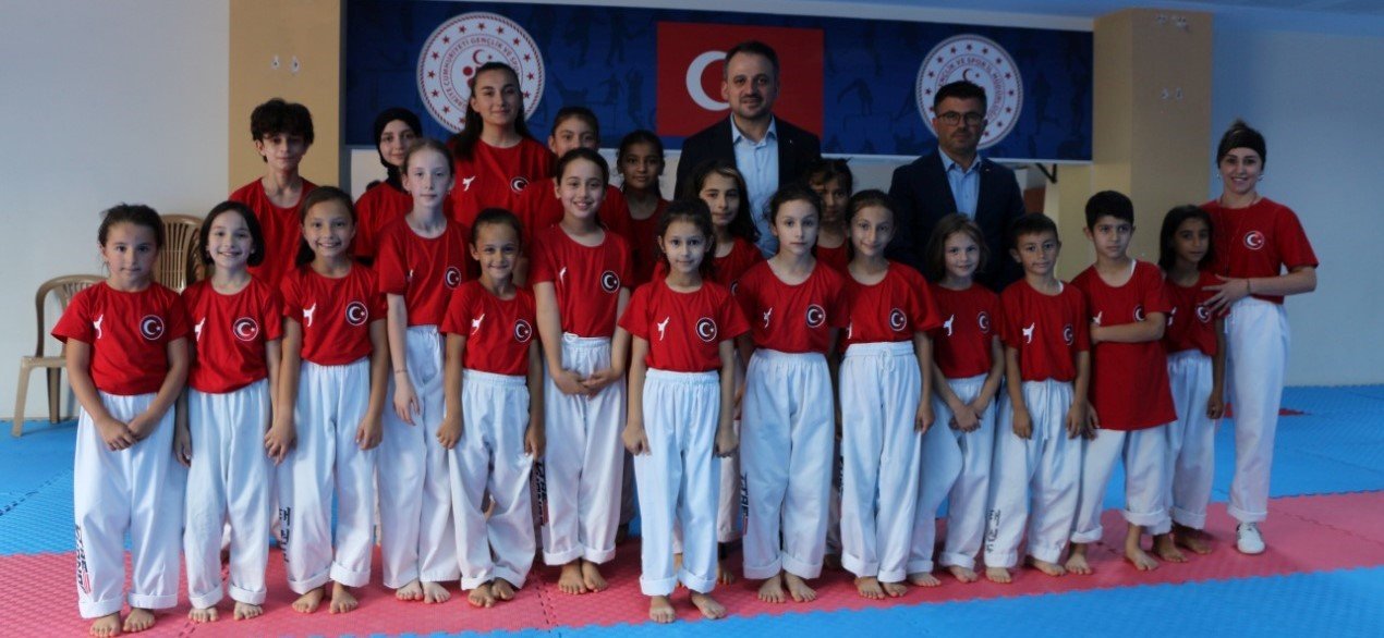 Bakan yardımcısı Eminoğlu gençlerle bir araya geldi