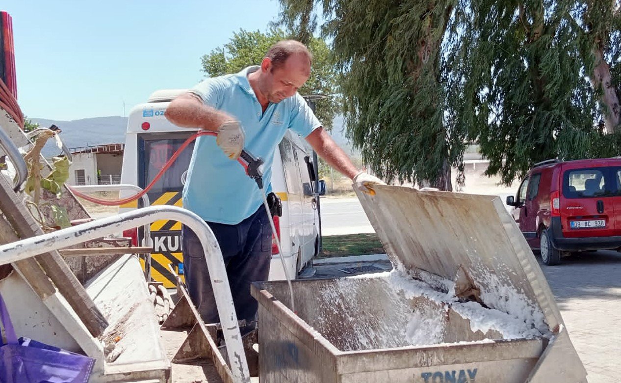 Germencik’te çöp konteynerleri temizleniyor