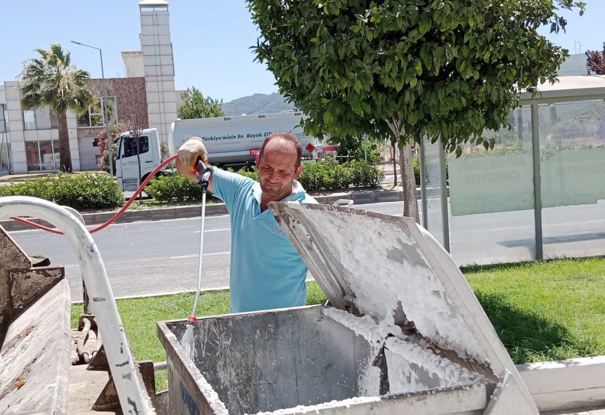 Germencik’te çöp konteynerleri temizleniyor