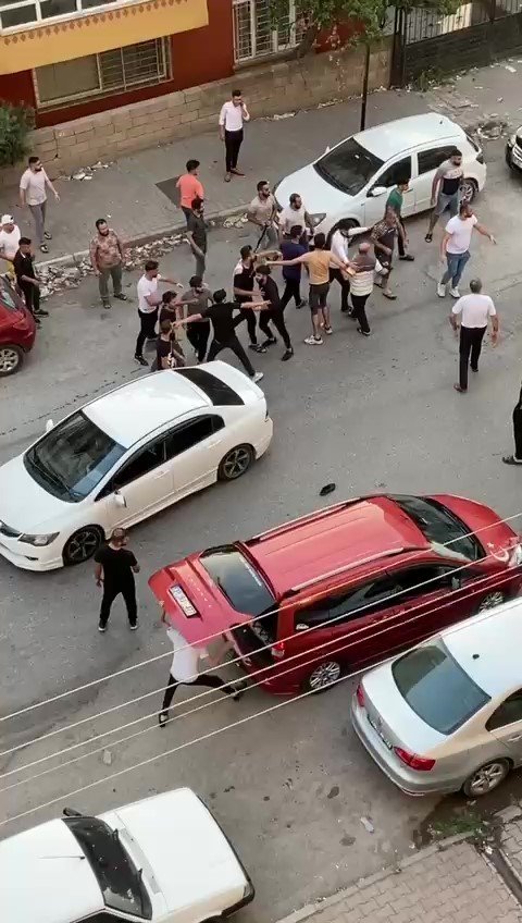 Hatay’da sokak ortasında yumruk yumruğa kavga kameralarda