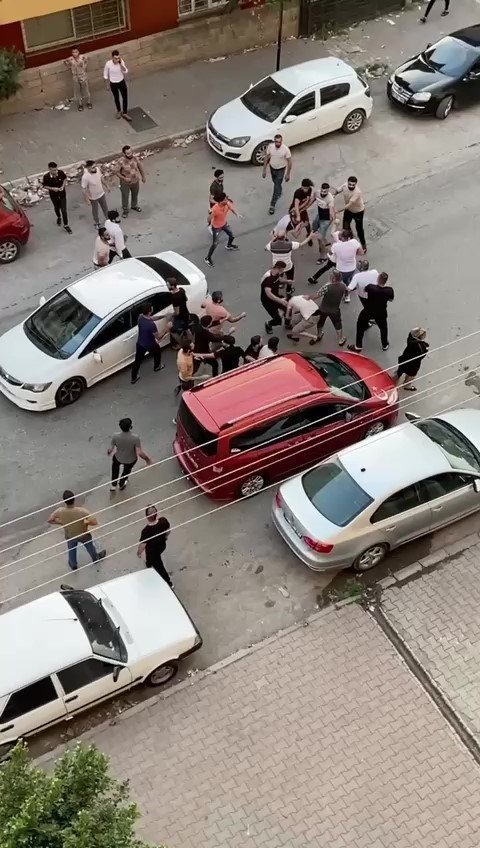 Hatay’da sokak ortasında yumruk yumruğa kavga kameralarda