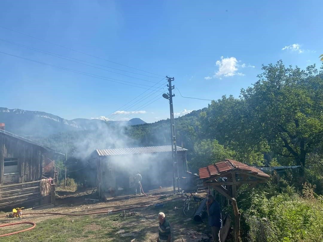 Yangında patlayan tüp parçasının isabet ettiği kadın yaralandı