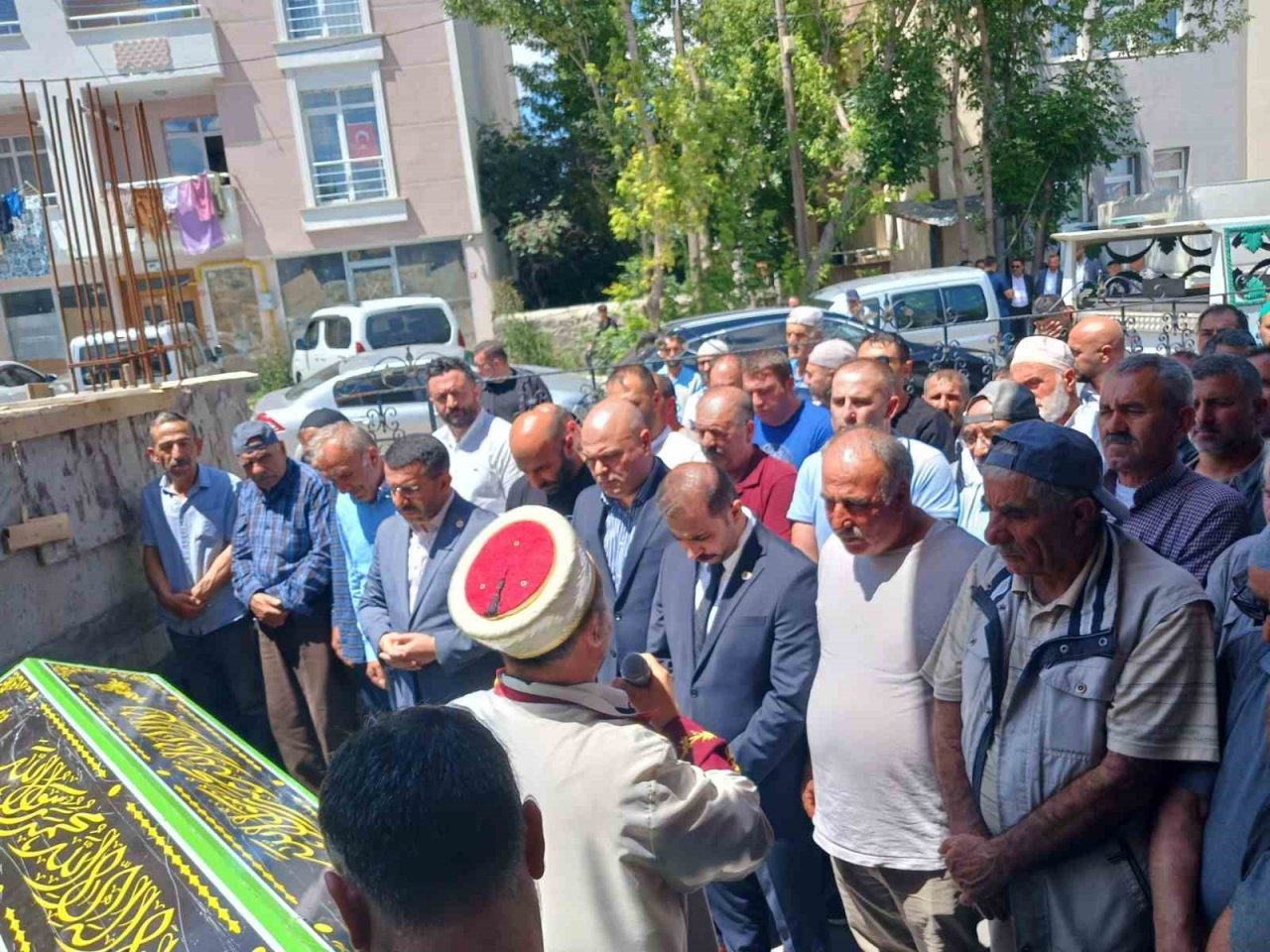 Kars’ta kazada hayatını kaybedenler toprağa veriliyor